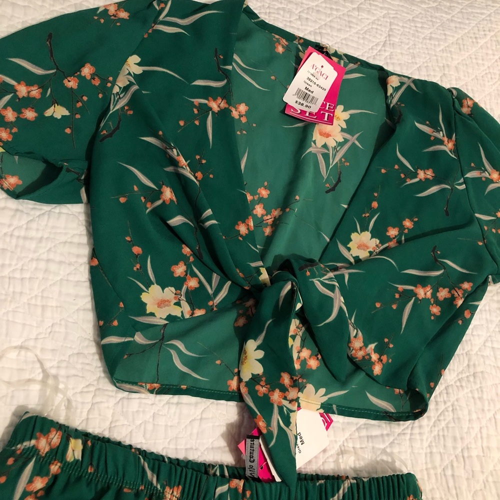Adorable 2-Piece Green Floral Set! NWT
